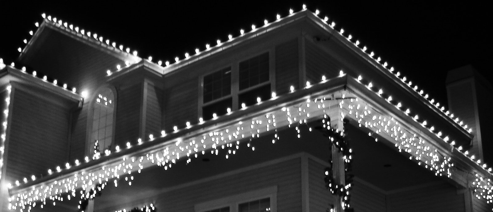 Hanging Christmas Lights On Gutters 